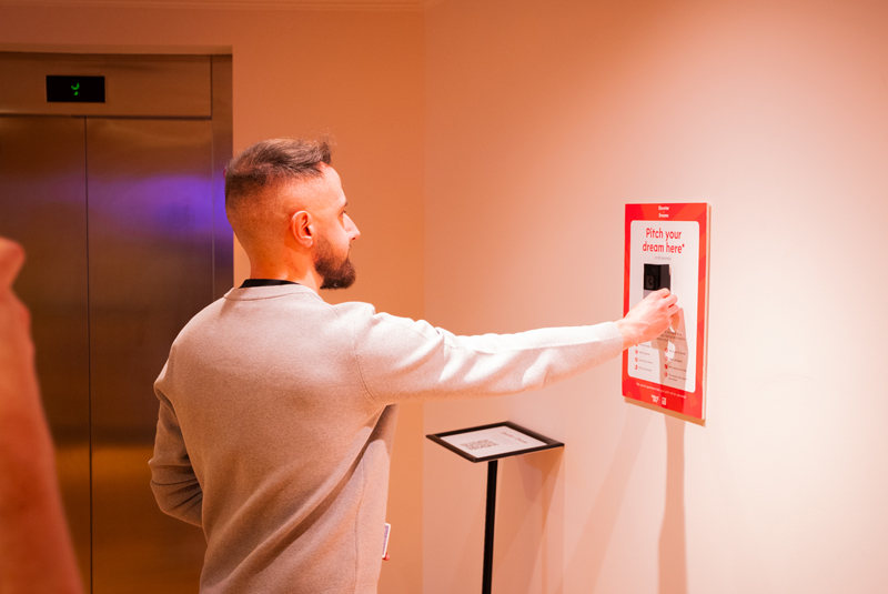 Hi-Tech-Hotels_Virgin-Hotels-London-Shoreditch_Elevator-of-Dreams